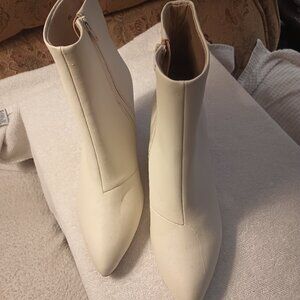 Apt.9 Century Ivory Block Heel Ankle Boots. Sz 8 1/2